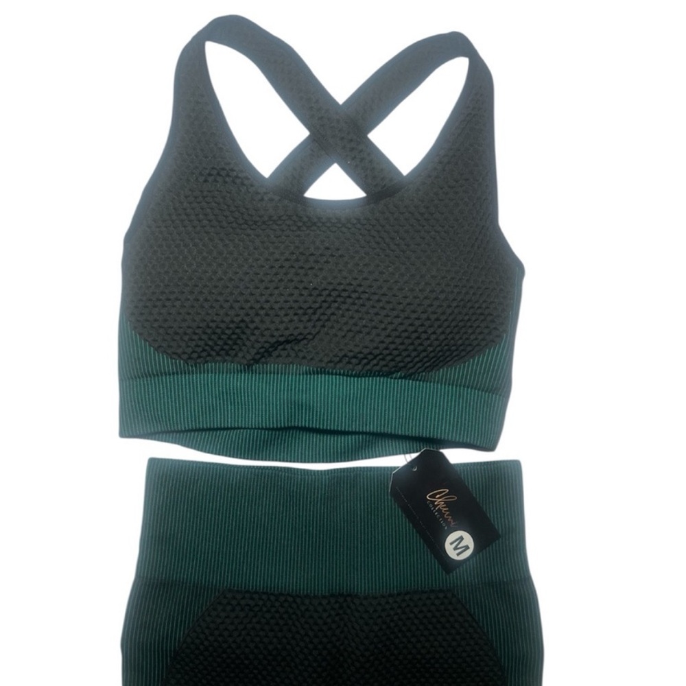 2-Piece Activewear Set - Sports Bra & High-Waist Leggings - Black/Green
Set - Picture 2 of 6